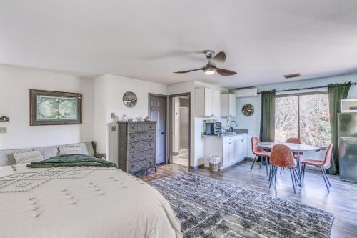 Ένα ή περισσότερα κρεβάτια σε δωμάτιο στο Cozy Studio with Well-Being Retreat Near Yosemite!