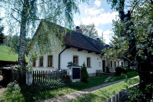 een wit huis met een hek ervoor bij Ubytování Na Vejminku in Rtyně v Podkrkonoší