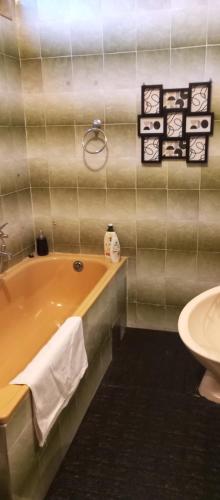 een badkamer met een bad en een wastafel bij Happy 80's in Belgrado