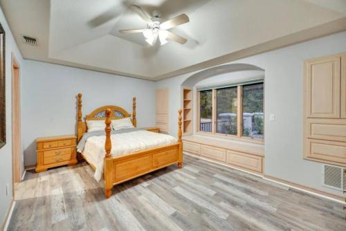 Ein Bett oder Betten in einem Zimmer der Unterkunft Mansion, Pool, Game Room