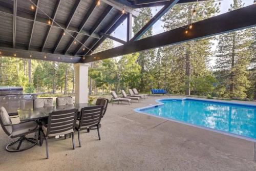 Der Swimmingpool an oder in der Nähe von Mansion, Pool, Game Room