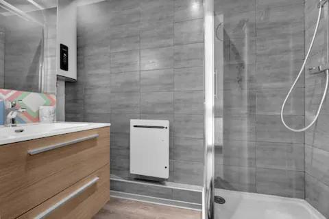 une salle de bain avec une douche, des toilettes et un lavabo dans l'établissement Charme Toulousain - Hyper centre - Proche Métro, à Toulouse