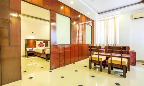 um quarto com 2 camas, uma mesa e cadeiras em Hotel Wonderland Inn em Jaipur