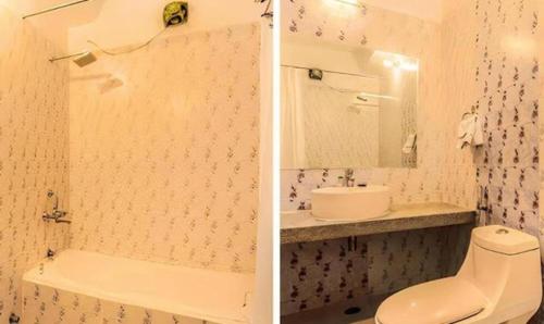 twee foto's van een badkamer met toilet en wastafel bij Hotel Wonderland Inn in Jaipur