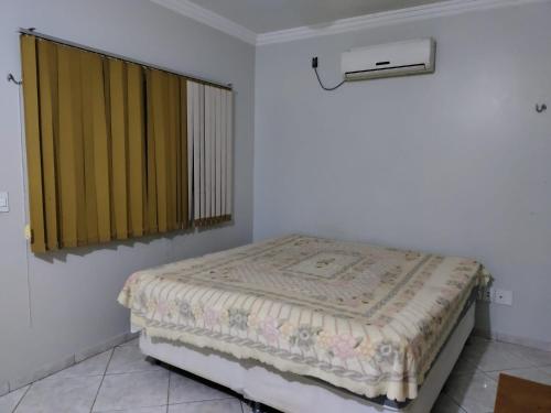 ein Schlafzimmer mit einem Bett in einem Zimmer mit einem Fenster in der Unterkunft Brasilia Vale Park Way in Brasilia