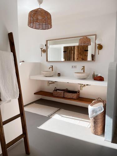 a bathroom with two sinks and a mirror at Schönhof im Weinviertel in Hadres