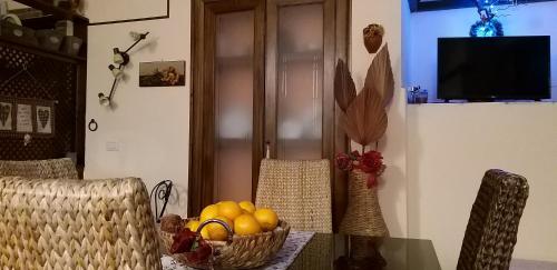 una stanza con un tavolo e un cesto di frutta di La Casa di Sandra a Nicolosi