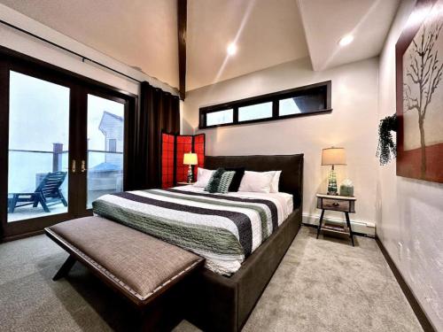 Oceana Vista Escape - Beachside Haven في ديلون بيتش: غرفة نوم بسرير كبير ونافذة