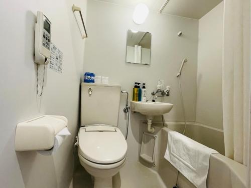 Baño pequeño con aseo y lavamanos en Hotel Tetora Ikebukuro - Vacation STAY 36269v, en Tokio