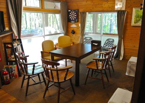 Sunland O66 - Vacation STAY 72793v في Saikubo: غرفة طعام مع طاولة وكراسي خشبية
