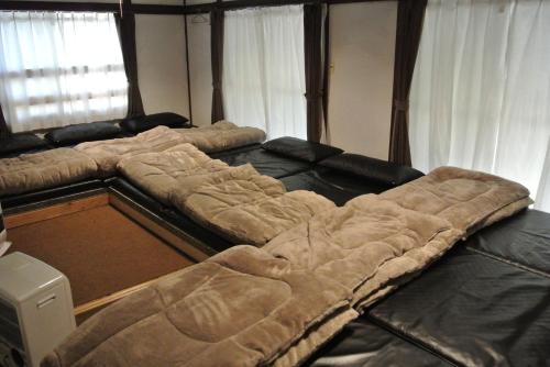 Sunland O66 - Vacation STAY 72793v في Saikubo: غرفة بثلاث كنب في غرفة