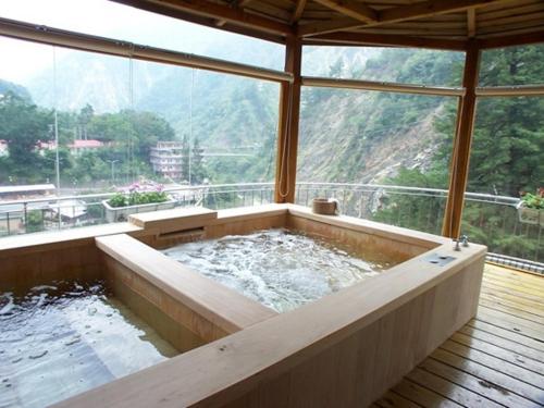 a jacuzzi tub with a view of a mountain at Utopia Holiday Hotel in Heping