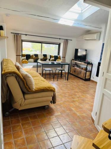 un salon avec un canapé et une table dans l'établissement Studio avec mezzanine, canapé lit., à Grimaud