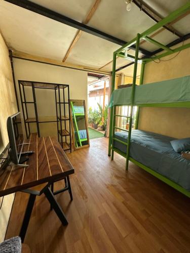 a room with a desk and a bunk bed at La 4ta Hostal in Antigua Guatemala