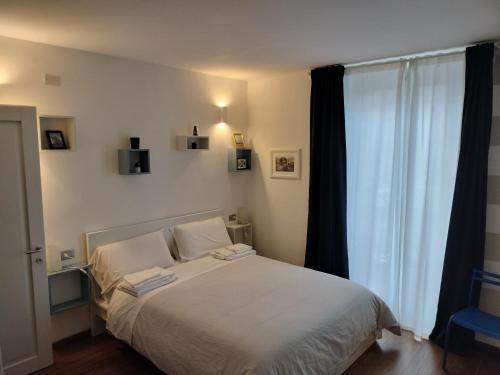 a bedroom with a bed and a window at I Reali Bed & Breakfast in Turin