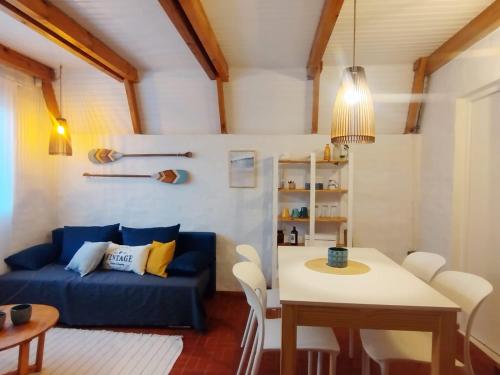 salon z niebieską kanapą i stołem w obiekcie La magnolia casa de alquiler temporario w mieście Puerto Madryn