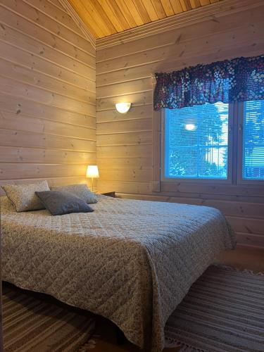 a bedroom with a bed and a window at Holiday Home Amero purnu 5 in Kolinkylä