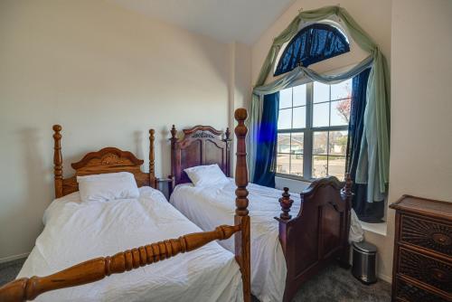 1 dormitorio con 2 camas y ventana en Enchanted Hills Home with Sandia Mountain Views!, en Rio Rancho