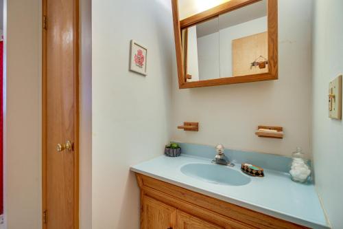 La salle de bains est pourvue d'un lavabo et d'un miroir. dans l'établissement Hague Vacation Rental about 2 Mi to Lake George!, à Ticonderoga