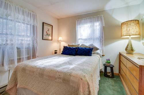 - une chambre avec un lit doté d'oreillers bleus et d'une fenêtre dans l'établissement Hague Vacation Rental about 2 Mi to Lake George!, à Ticonderoga