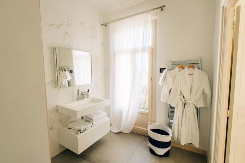 a white bathroom with a sink and a mirror at New! 5bed & 5bath Villa close the sea and Ceret in Saint-Jean-Pla-de-Corts
