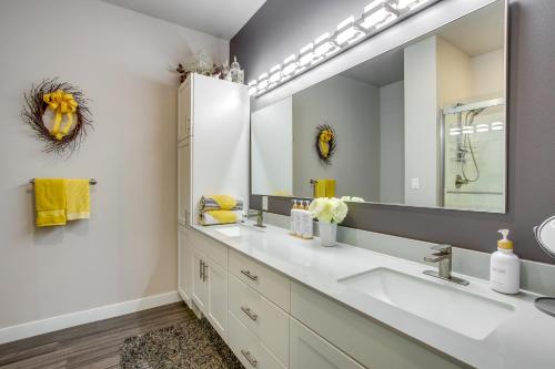 uma casa de banho com 2 lavatórios e um espelho grande em Modern South Pier Condo on Sheboygan River! em Sheboygan