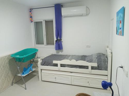 een ziekenhuiskamer met een bed en een raam bij Loft Tiberiade in Tiberias