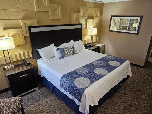 Habitación de hotel con 1 cama grande y 2 lámparas en The Landmark Hotel, en Pikeville