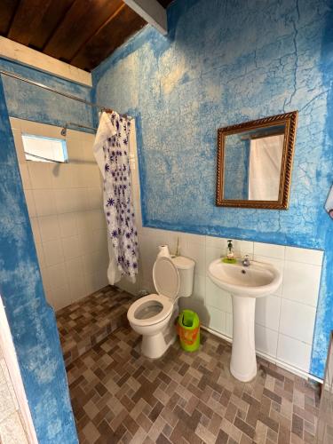 a bathroom with a toilet and a sink at La 4ta Hostal in Antigua Guatemala