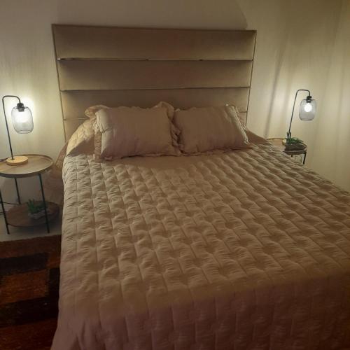 - une chambre avec un grand lit blanc et deux lampes dans l'établissement Brunhedo2, à Vila Boa
