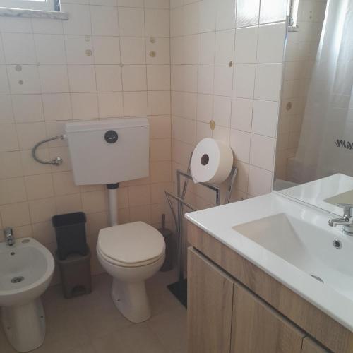La salle de bains est pourvue de toilettes et d'un lavabo. dans l'établissement Brunhedo2, à Vila Boa