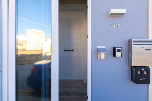 eine Tür zu einem Gebäude mit der Nummer darauf in der Unterkunft The Nautical Nook in Marsaxlokk