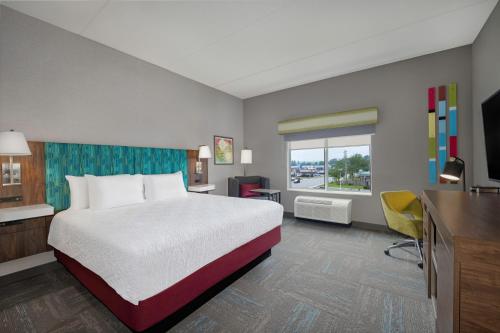 Habitación de hotel con cama y TV en Hampton Inn Midland, On, en Midland