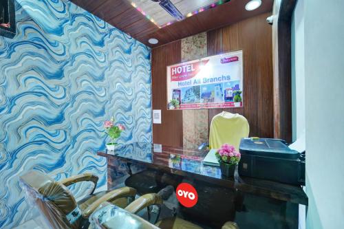 um salão de cabeleireiro com uma parede estampada azul e branca em Flagship Hotel Blue Gram Inn em Patna