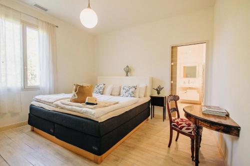 Schlafzimmer mit einem Bett, einem Tisch und einem Schreibtisch in der Unterkunft New! 5bed & 5bath Villa close the sea and Ceret in Saint-Jean-Pla-de-Corts