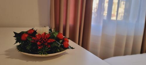 uma taça de morangos sentados numa mesa em Comfy apartment- Sunny balcony em Tirana