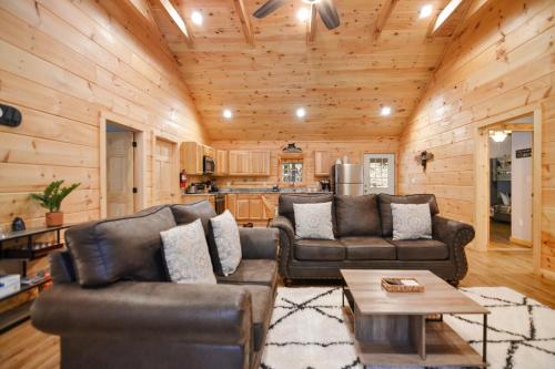 Ruang duduk di Tsaliwood Cabin