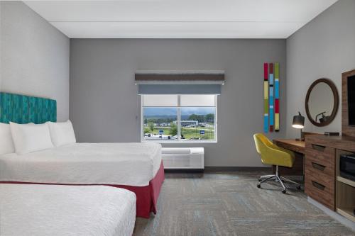 Postel nebo postele na pokoji v ubytování Hampton Inn Midland, On