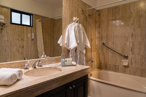 ein Badezimmer mit einem Waschbecken und einer Badewanne in der Unterkunft Hotel Jose Antonio in Lima