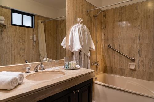 un bagno con lavandino e vasca da bagno di Hotel Jose Antonio a Lima