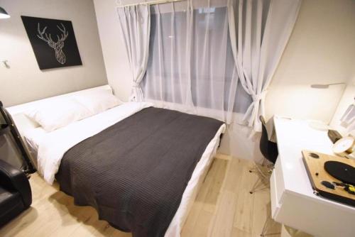 sypialnia z dużym łóżkiem i oknem w obiekcie Ethos Ebisu 201 - Vacation STAY 09298v w Tokio