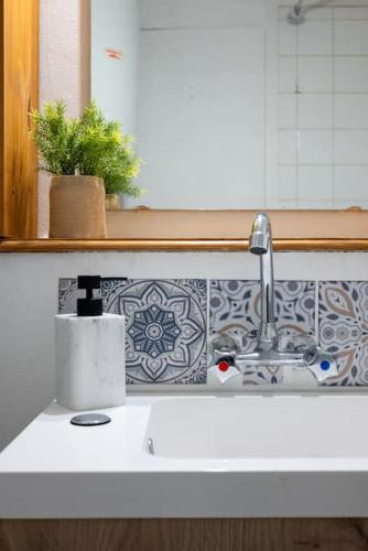 - un évier de cuisine avec un robinet sur un comptoir dans l'établissement Le Cosy du grand Stadium Lille, à Villeneuve d'Ascq