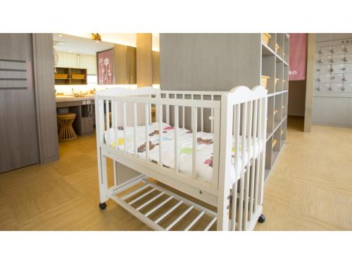 高山的住宿－Spa Hotel Alpina Hida Takayama - Vacation STAY 08476v，带厨房的客房内的白色婴儿床