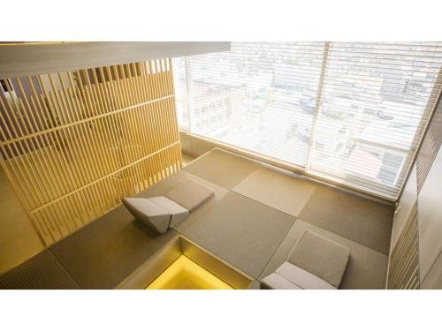 高山的住宿－Spa Hotel Alpina Hida Takayama - Vacation STAY 08476v，客房设有两把椅子和大窗户
