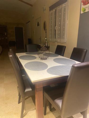 uma mesa de jantar com cadeiras à volta em L'Araucaria em Pontault-Combault