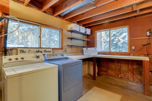 Riverside Colorado Chalet with Deck and Hot Tub في Dumont: مطبخ مع موقد وغسالة صحون