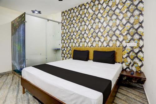 - une chambre avec un lit et un mur dans l'établissement OYO Flagship Hotel Blue Diamond, à Ghaziabad