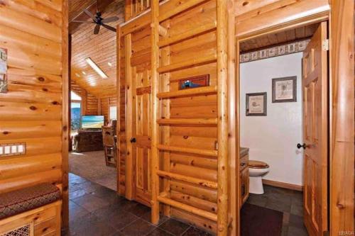 Cabaña de madera con baño, aseo y paredes de madera. en Peaceful Cabin Home with Breathtaking View!, en Big Bear City