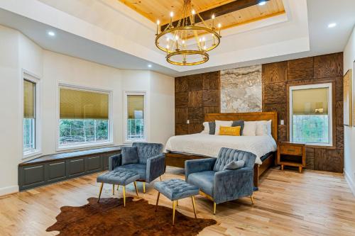 Un dormitorio con una cama y dos sillas. en Majestic Manor, en Blue Ridge
