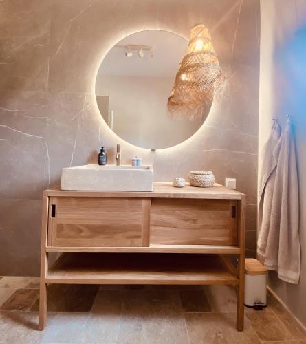 une salle de bain avec un lavabo et un miroir dans l'établissement Villa Les Mésanges, à Sainte-Maxime